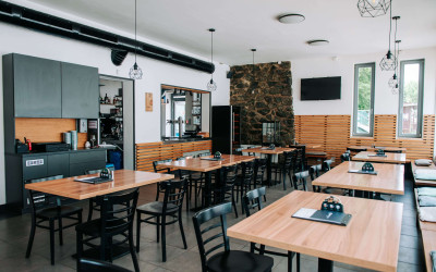 Interiér restaurace KAMJINAM Brno-Bystrc | KAMJINAM Prýgl: restaurace v Bystrci