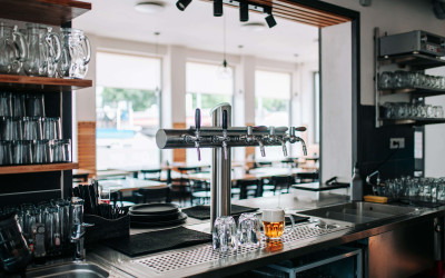 Výčepní pult v KAMJINAM | KAMJINAM Prýgl: restaurace v Bystrci