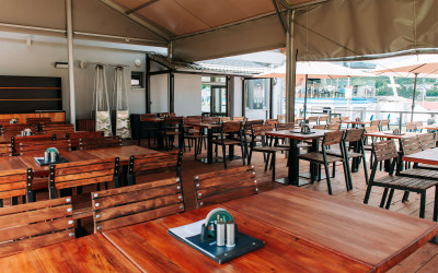 Zastřešená terasa pro oslavy v KAMJINAM | KAMJINAM Prýgl: restaurace v Bystrci