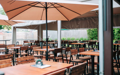 Venkovní posezení pod slunečníky na letní terase restaurace KAMJINAM | KAMJINAM Prýgl: restaurace v Bystrci