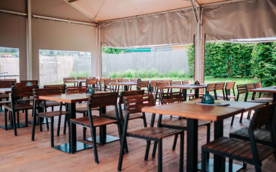 Vnitřní prostor stanu pro oslavy v KAMJINAM | KAMJINAM Prýgl: restaurace v Bystrci