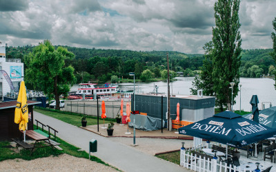 Výhled na Brněnskou přehradu z okolí KAMJINAM | KAMJINAM Prýgl: restaurace v Bystrci