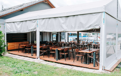Venkovní stan s posezením v KAMJINAM | KAMJINAM Prýgl: restaurace v Bystrci