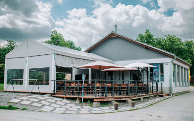 Budova a venkovní terasa restaurace KAMJINAM u Brněnské přehrady | KAMJINAM Prýgl: restaurace v Bystrci