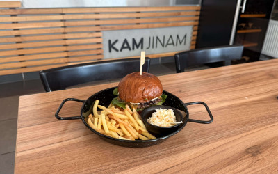 Burger s dozlatova usmaženými hranolky a salátem coleslaw v KAMJINAM | KAMJINAM Prýgl: restaurace v Bystrci