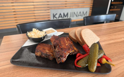Pečená vepřová žebra s plátky čerstvého chleba, kyselými okurkami, nakládanými papričkami, hořčicí a salátem coleslaw | KAMJINAM Prýgl: restaurace v Bystrci